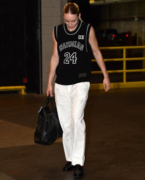WNBA状元佩奇晒照😍NBA众多单身汉点赞：布克、普尔、雷霆三人~