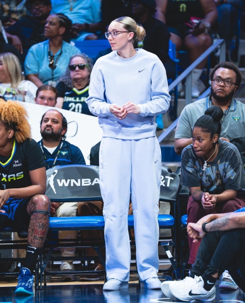 WNBA状元佩奇晒照😍NBA众多单身汉点赞：布克、普尔、雷霆三人~