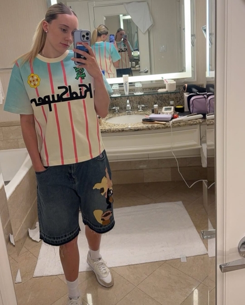 WNBA状元佩奇晒照😍NBA众多单身汉点赞：布克、普尔、雷霆三人~
