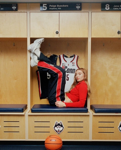 WNBA状元佩奇晒照😍NBA众多单身汉点赞：布克、普尔、雷霆三人~