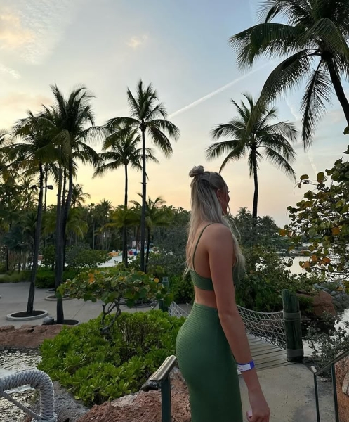 法克的博伊尔斯的女友Kitts😚前凸后翘好身材😍红衣超吸睛