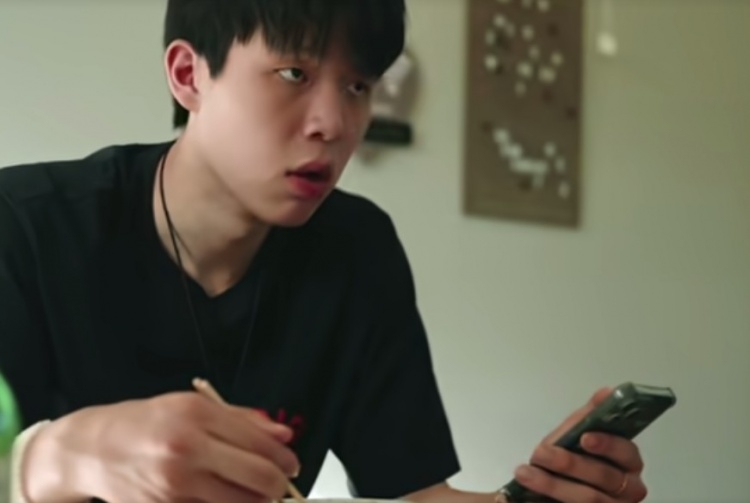 饺子尺寸对杨瀚森很正常但翻译吃两个就饱了🤣杨瀚森一脸疑惑