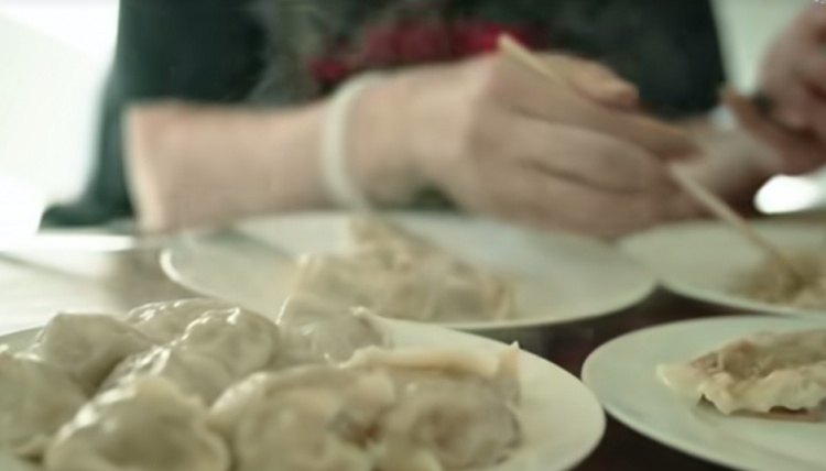 饺子尺寸对杨瀚森很正常但翻译吃两个就饱了🤣杨瀚森一脸疑惑