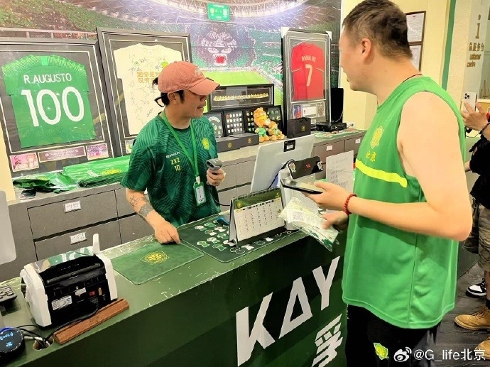 有吧友偶遇吗？张稀哲亲自“戴帽”上阵，在国安商店当收银员