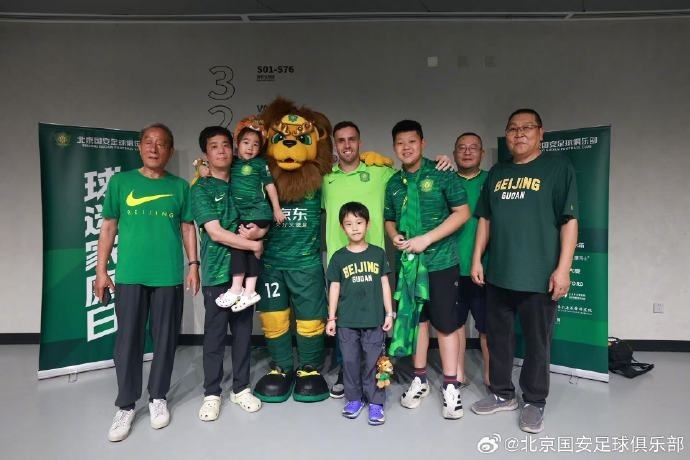 北京国安主场对阵长春赛后 当期获选球迷家庭与国安队员合影留念