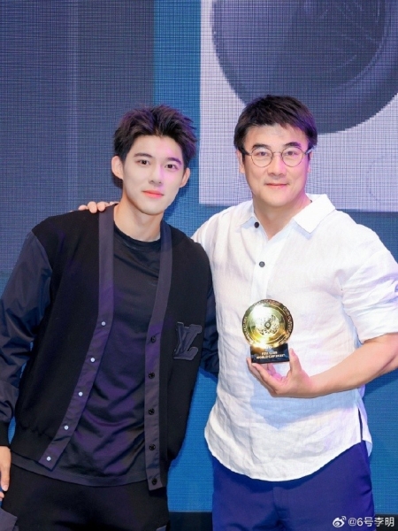 高颜值父子！李明社媒晒与李嗣镕合影：一起观看世俱杯揭幕战