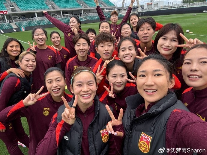 继续奔跑！沈梦雨晒女足合影：感恩并肩战斗的每一位队友