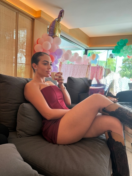 【社交秀】颜值拉满！阿诺德女友气质白裙，胡梅尔斯女友甜美性感