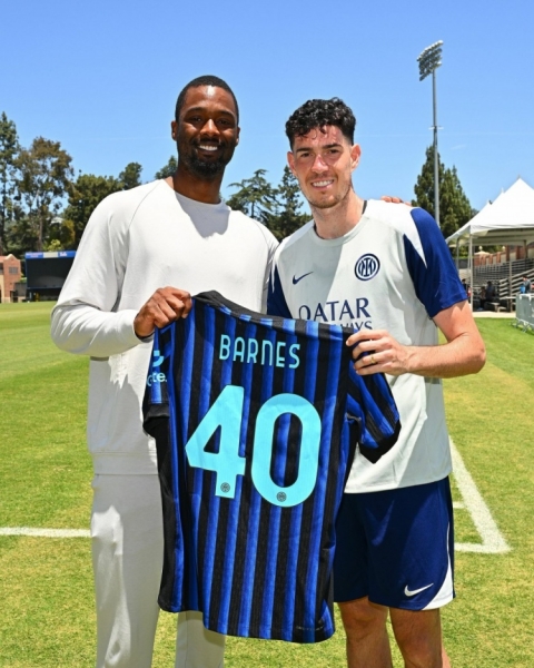 巴恩斯🤝巴斯托尼🏀⚽ NBA球星巴恩斯造访国米，获赠40号球衣