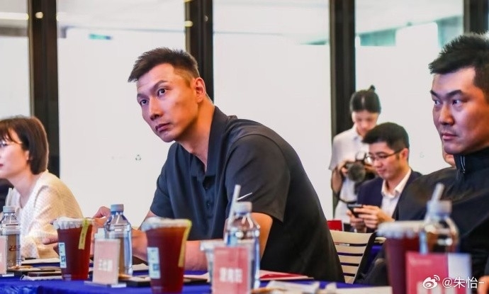😏易建联昨天和王仕鹏一同出席活动 阿联退役后反而瘦了？