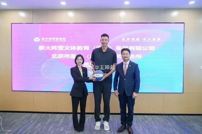 😏易建联昨天和王仕鹏一同出席活动 阿联退役后反而瘦了？
