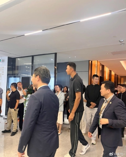 😏易建联昨天和王仕鹏一同出席活动 阿联退役后反而瘦了？