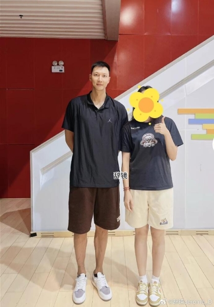 😏易建联昨天和王仕鹏一同出席活动 阿联退役后反而瘦了？