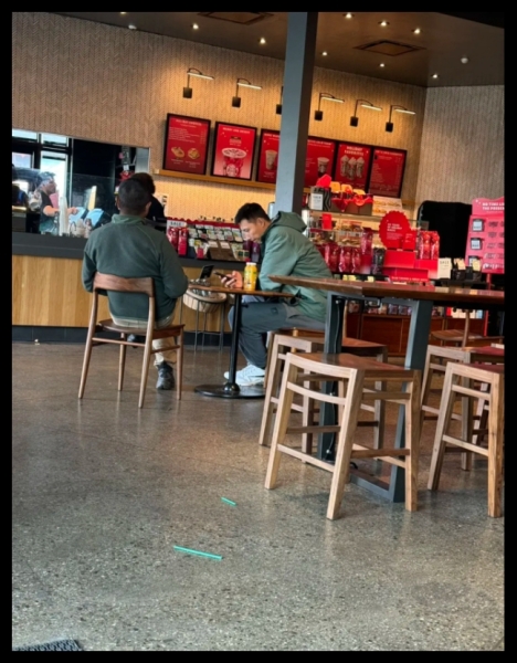 再露面👀？网友在洛杉矶某景区星巴克偶遇易建联 正坐着看手机