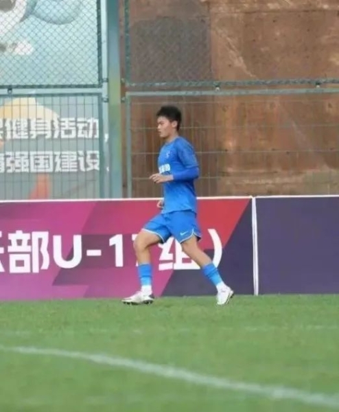 武汉三镇小将何锦程进入拜仁世界队！