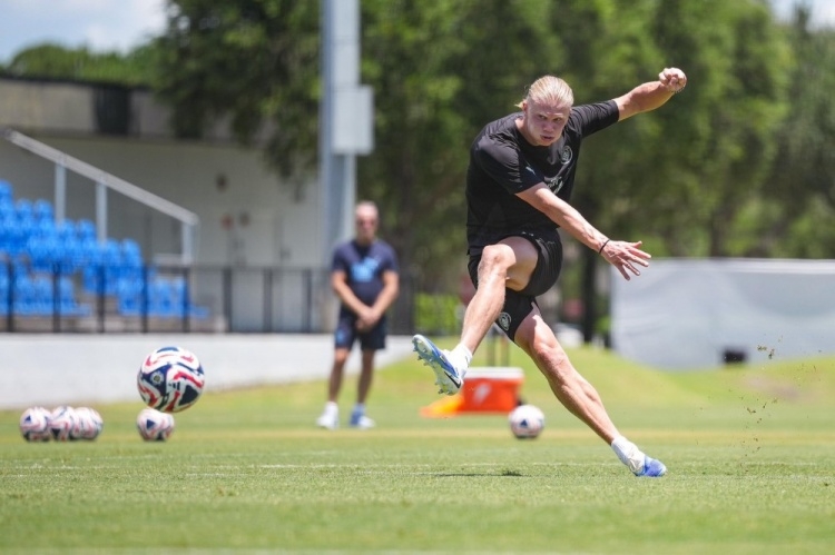 烈日下刻苦训练！哈兰德社媒：我的快乐天空⚽️☀️🤩