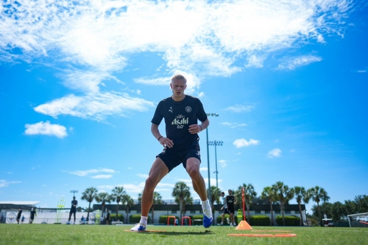 烈日下刻苦训练！哈兰德社媒：我的快乐天空⚽️☀️🤩