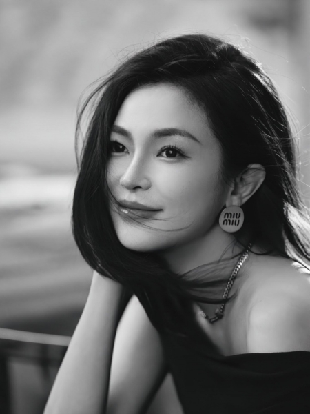 刘维伟前妻晒合影：全家福2.0版本 妈妈+女儿们=100%完整的三次方
