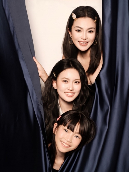 刘维伟前妻晒合影：全家福2.0版本 妈妈+女儿们=100%完整的三次方