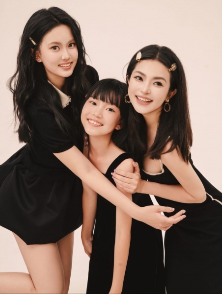 刘维伟前妻晒合影：全家福2.0版本 妈妈+女儿们=100%完整的三次方