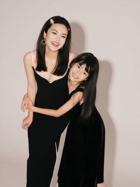 刘维伟前妻晒合影：全家福2.0版本 妈妈+女儿们=100%完整的三次方
