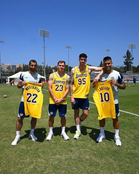 ⚽🤝🏀劳塔罗、巴雷拉、巴斯托尼、姆希塔良获赠湖人球衣