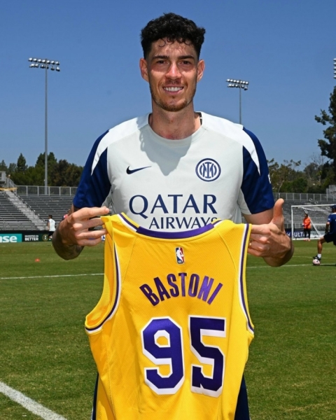 ⚽🤝🏀劳塔罗、巴雷拉、巴斯托尼、姆希塔良获赠湖人球衣
