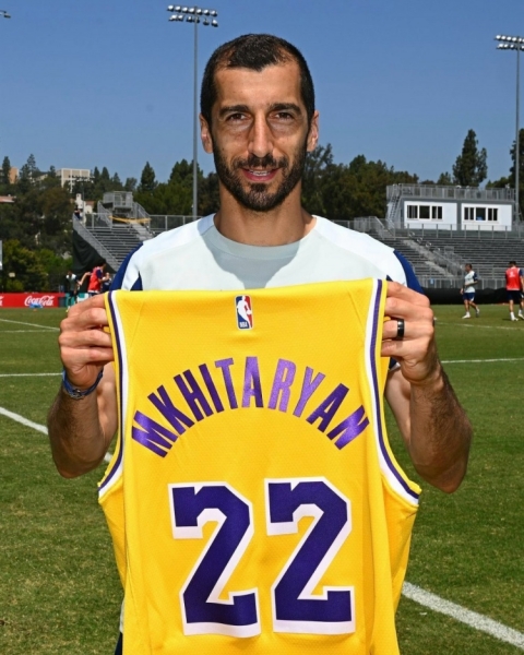 ⚽🤝🏀劳塔罗、巴雷拉、巴斯托尼、姆希塔良获赠湖人球衣