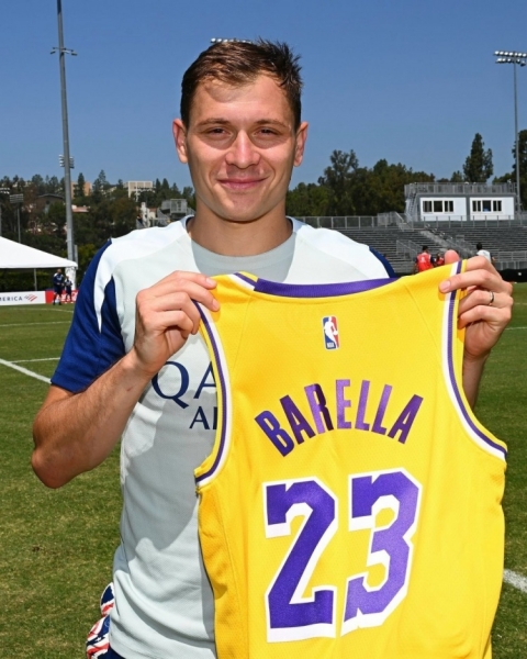 ⚽🤝🏀劳塔罗、巴雷拉、巴斯托尼、姆希塔良获赠湖人球衣