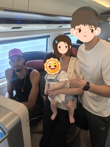 网友晒婴儿和文班同框照！小小年纪就和NBA超巨&少林“高僧”同行