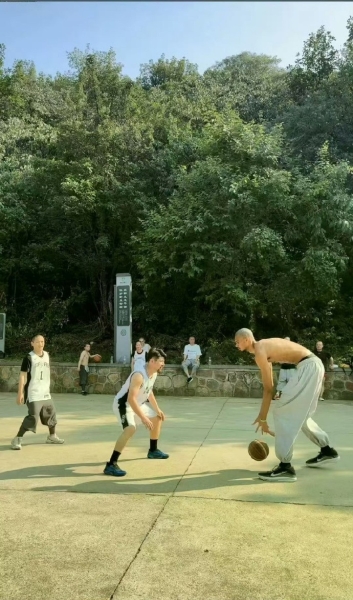 颤抖吧NBA🤣 文班被授"少林一段" 成首位获少林武术段位NBA球员
