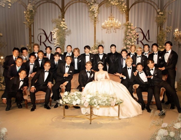 日本国脚堂安律与女友明松美玖结婚，在社媒晒出结婚照