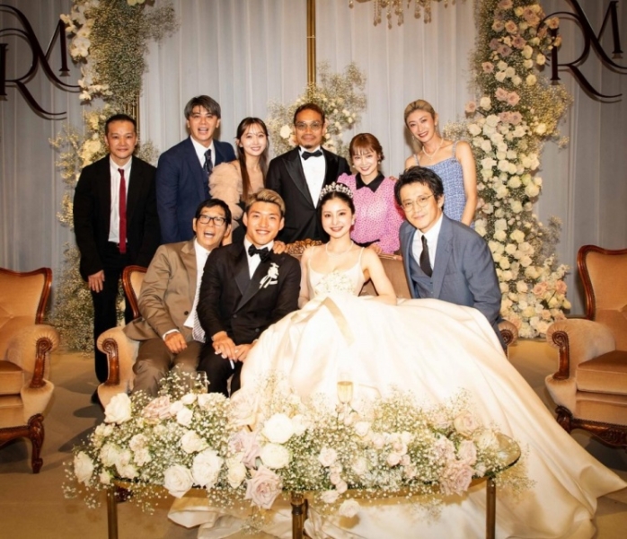 日本国脚堂安律与女友明松美玖结婚，在社媒晒出结婚照
