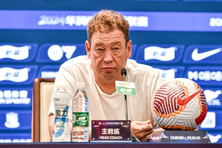 新外援前锋加盟？斯卢茨基回应：不是我负责的范围，耐心等待官宣