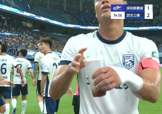 危险！三镇外援进球后做“堵耳”庆祝，深圳球迷直接砸下水杯