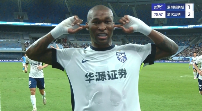 三镇2-1反超新鹏城！帕拉西奥斯内切低射破门，做“堵耳”庆祝