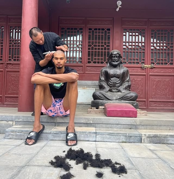 高僧来袭👩‍🦲文班亚马社媒晒多图回顾少林寺修行之旅