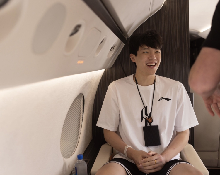 启程出发✈️开拓者官推发布杨瀚森登机照:波特兰在等你 ❤️