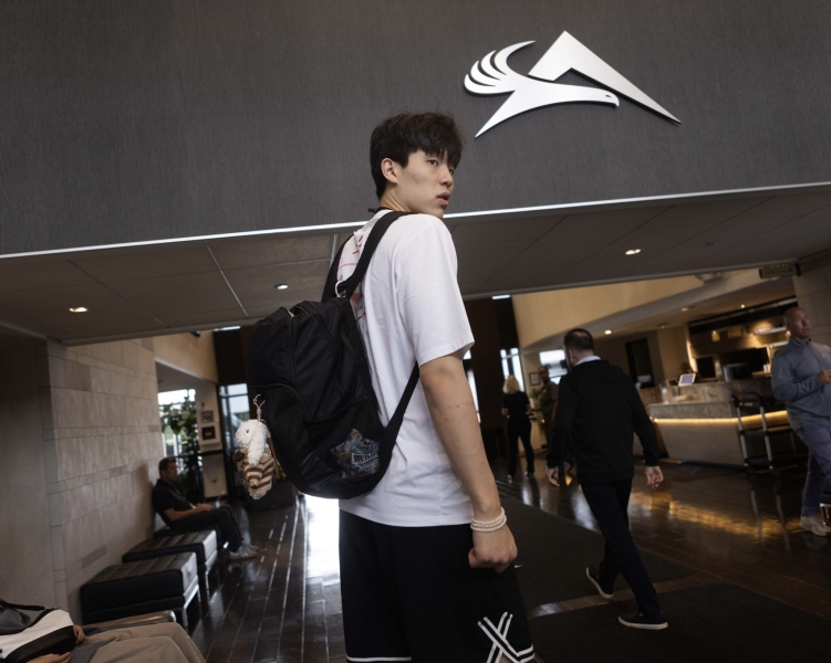 启程出发✈️开拓者官推发布杨瀚森登机照:波特兰在等你 ❤️