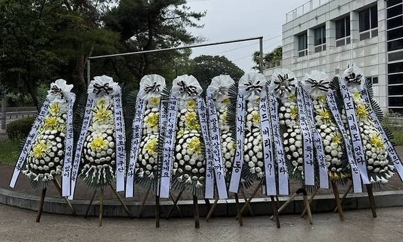 😨韩媒：对奇诚庸转会不满，首尔FC球迷集体给俱乐部送祭奠花圈