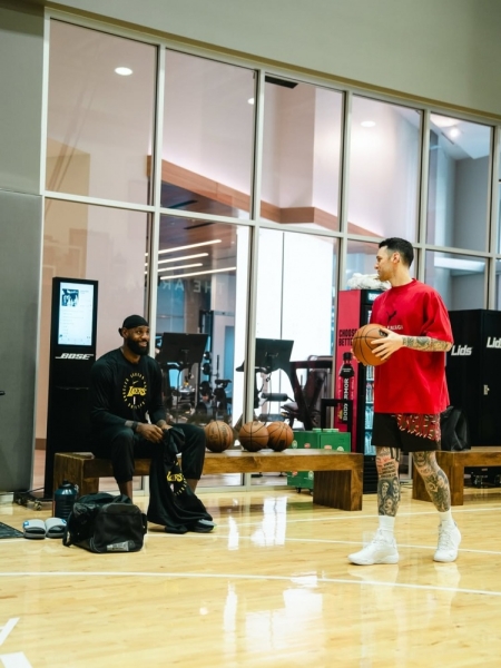 羡慕了😎训练师晒本周与詹姆斯KD乐福训练照：三位名人堂成员