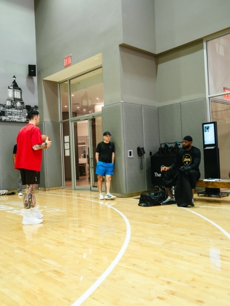 羡慕了😎训练师晒本周与詹姆斯KD乐福训练照：三位名人堂成员