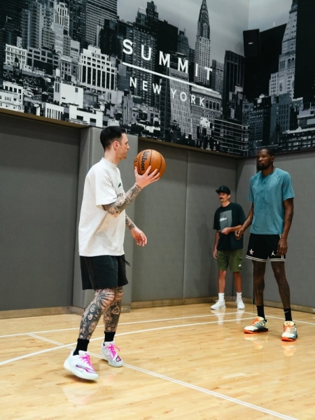 羡慕了😎训练师晒本周与詹姆斯KD乐福训练照：三位名人堂成员
