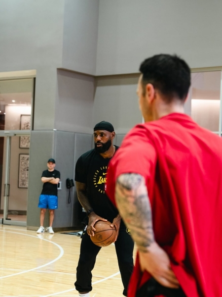 羡慕了😎训练师晒本周与詹姆斯KD乐福训练照：三位名人堂成员