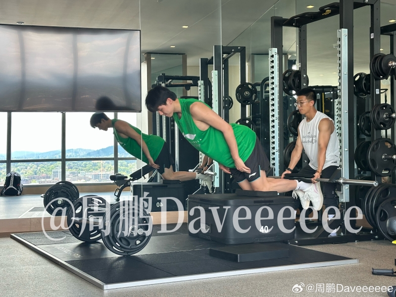 媒体人晒杨瀚森训练照：来到波特兰第二天 今日主要练核心&上肢
