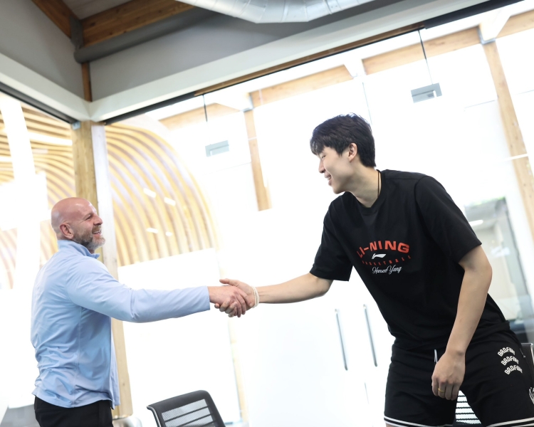 ✊跃向浩瀚！官宣：杨瀚森正式与开拓者完成签约✍️