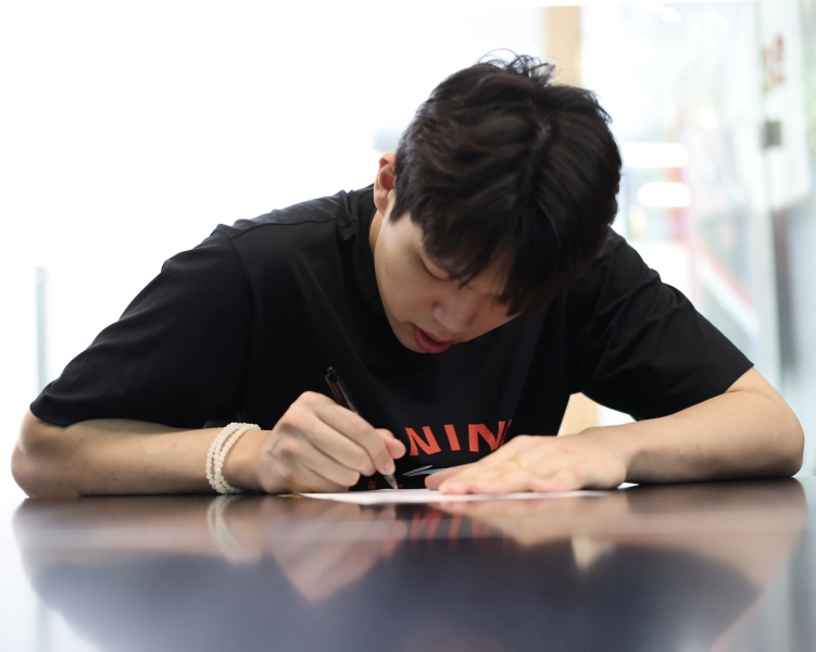 ✊跃向浩瀚！官宣：杨瀚森正式与开拓者完成签约✍️