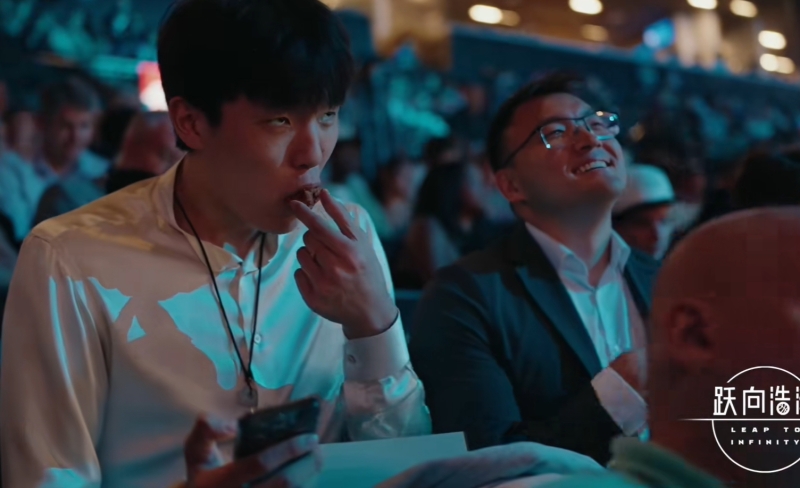 被选中前很放松😄杨瀚森在选秀大会现场买炸鸡吃🍗