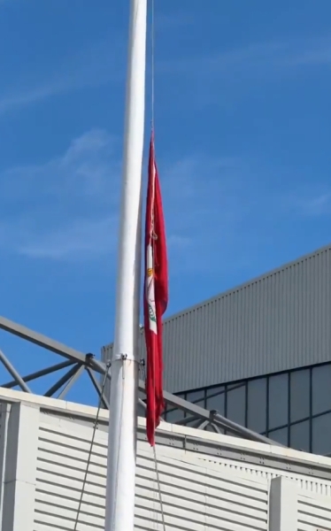 YNWA🙏球迷在球场外送上鲜花悼念若塔，利物浦队旗降半旗致哀