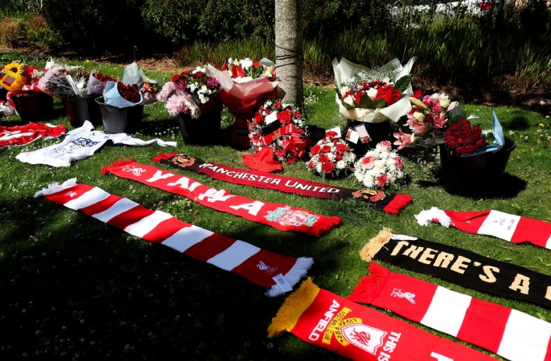 YNWA🙏球迷在球场外送上鲜花悼念若塔，利物浦队旗降半旗致哀